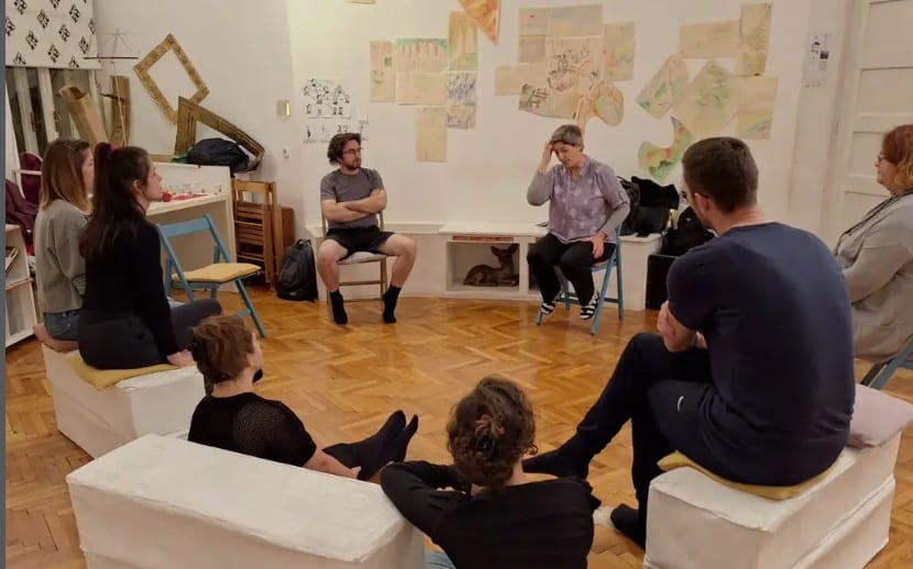 Radionica u prostoru Točke na i, grupa sjedi u krugu