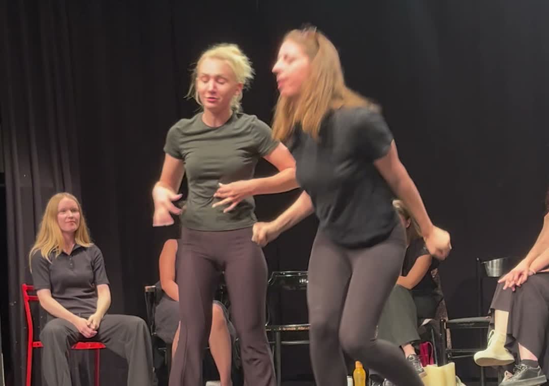 Dvije polaznice improviziraju na sceni dok ih grupa gleda